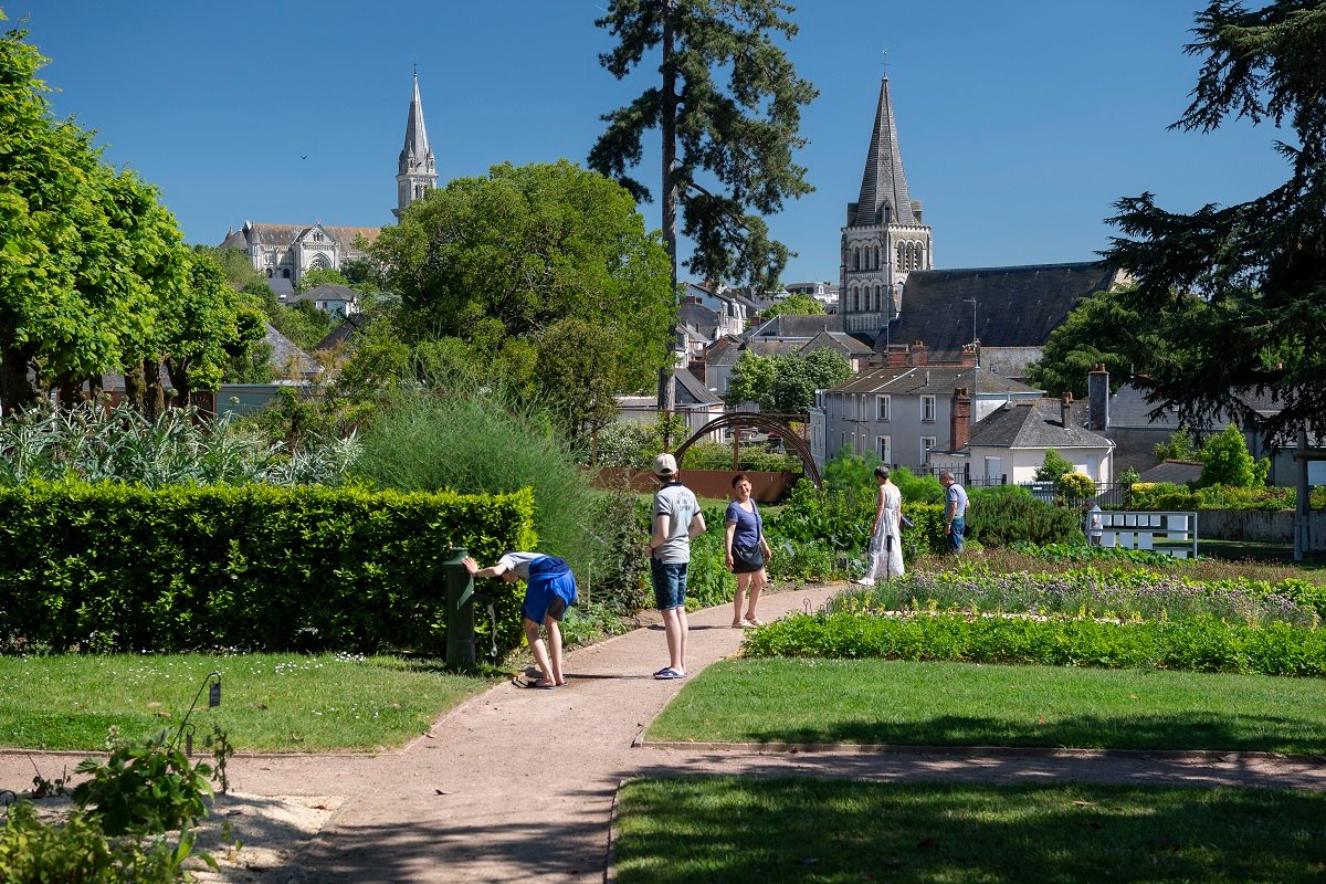 découvrez les incontournables d'angers, une ville riche en histoire et en culture. explorez ses monuments emblématiques, savourez sa gastronomie locale et plongez dans l'ambiance chaleureuse de cette magnifique destination.