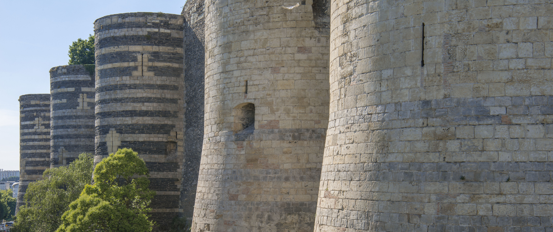 découvrez les incontournables d'angers, une ville riche en histoire et en culture. du château d'angers à la magnifique cathédrale saint-maurice, explorez les lieux emblématiques et les trésors cachés qui font de cette destination un passage obligé pour tous les voyageurs.